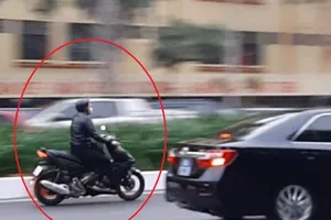 Chiếc xe máy đi vào phần đường ưu tiên của đoàn xe chở đại biểu Đại hội XIII. Ảnh: FB