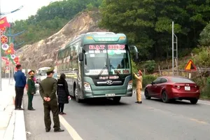 Lực lượng chức năng kiểm soát các phương tiện đi vào huyện Vân Đồn, Quảng Ninh