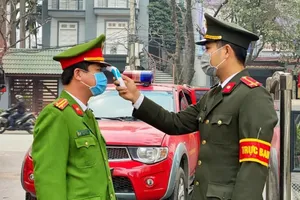 Công an TP Hà Nội thực hiện các biện pháp phòng chống dịch COVID-19. Ảnh: CAC