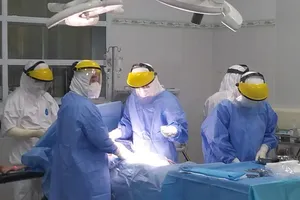 Mổ cấp cứu bắt con cho sản phụ nhiễm COVID-19 tại khu cách ly