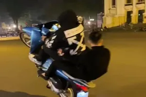 Bốc đầu xe để quay TikTok, 2 thanh niên bị phạt hơn 8 triệu