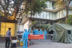 Cơ quan chức năng cách ly y tế khách sạn nơi BN 2229 từng ở. Ảnh: Thông tin Chính phủ