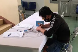 P. thực hiện khai báo ý tế sau khi được Công an phường Đức Xuân yêu cầu. Ảnh: CQCN