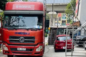 Xe container tải trọng 40 tấn đi lùi trên cao tốc