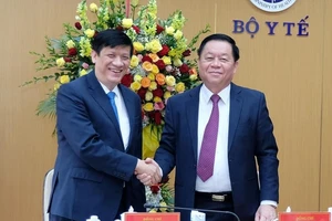 Bộ trưởng Bộ Y tế Nguyễn Thanh Long (trái) và Trưởng ban Tuyên giáo Trung ương Nguyễn Trọng Nghĩa. Ảnh: TRẦN MINH