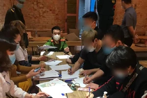 30 nam nữ bị phạt 60 triệu vì uống cafe không đeo khẩu trang