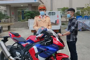 Tài xế phóng mô tô gần 300km/h bị phạt 10,5 triệu đồng