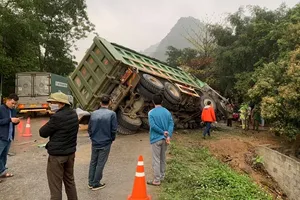 Hòa Bình: Ô ô khách tông xe tải, 3 người chết, 1 người cấp cứu