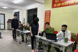 Công an Hà Nội làm thủ tục cấp CCCD gắn chíp cho người dân. Ảnh: UYÊN TRANG