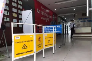 Cận cảnh nơi thủng trần nhà chung cư, 2 người rơi xuống đất