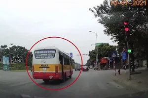 Chiếc xe bus vượt đèn đỏ