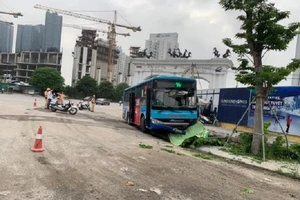 Xe buýt lao lên vỉa hè, tông chết người