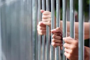 Nam tài xế xe máy đấm, đạp hai chiến sĩ công an