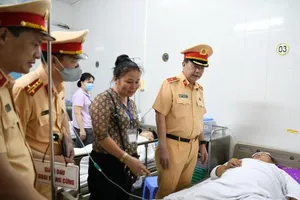 Tài xế ô tô chạy quá tốc độ va vào CSGT rồi bỏ trốn