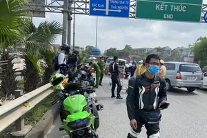 Cục CSGT chặn bắt 9 mô tô ‘khủng’ chạy trên cao tốc