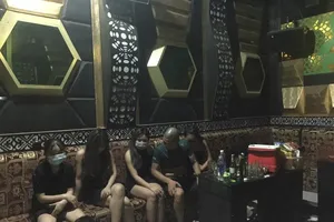 Bất chấp lệnh cấm, 8 nam nữ 'bay lắc' trong quán karaoke