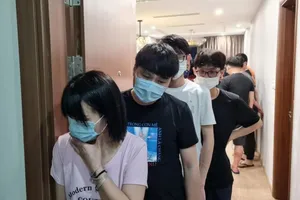 Một nhóm người nước ngoài nhập cảnh trái phép bị phát hiện tại Hà Nội - Ảnh: CACC