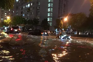 Mưa lớn sau nắng gắt, nhiều phố Hà Nội ngập nước