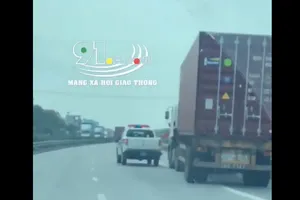 Tài xế xe container lạng lách, đánh võng với ô tô của CSGT
