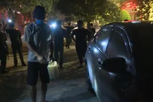 Vào trụ sở đốt 2 ô tô công an vì bị xử phạt vi phạm COVID-19