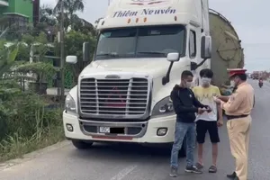 Tài xế xe siêu trường dùng giấy tờ giả hòng qua mặt CSGT