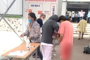 Sản phụ sinh con ngay trong lúc khai báo y tế