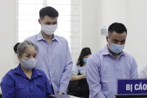 Đi tù vì cầm tiền giả vào siêu thị mua hàng