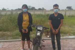 Cô gái 16 tuổi cùng bạn trai đi cướp xe ôm