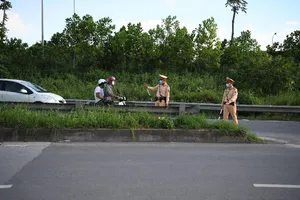 CSGT chặn bắt nhiều xe máy đi vào đường cao tốc của ô tô