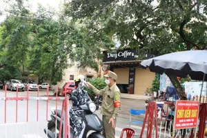 Đang cách ly tại nhà nhưng ra đồng làm ruộng, bị phạt 5 triệu