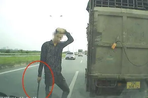 Tài xế ô tô tải bị tước bằng lái vì chặn đầu xe con trên cao tốc