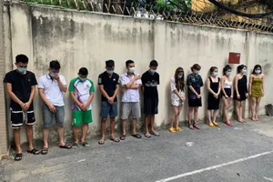 Bất chấp lệnh cấm, 42 nam nữ vẫn ‘bay lắc’ giữa dịch COVID-19