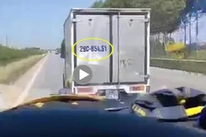 Xe tải không nhường đường cho xe cấp cứu chở bệnh nhân COVID-19