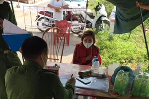 Nữ shipper chửi bới, cầm gạch đánh cán bộ kiểm dịch vì không cho qua chốt