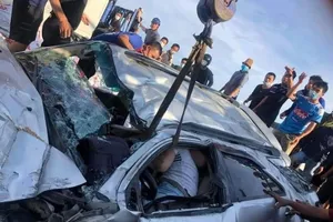 Tài xế bị nạn chắp tay cảm ơn người đi đường đã cứu mình