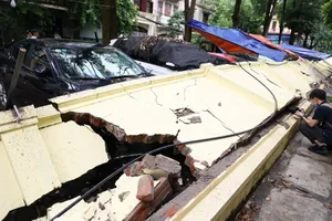 Tường sập đè hỏng 12 chiếc ô tô
