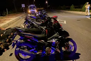 Cảnh sát nổ súng khi nhóm ‘quái xế’ lao thẳng xe vào CSGT