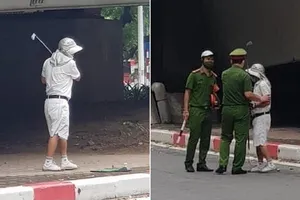Phớt lờ Chỉ thị 16, người đàn ông vô tư ra gầm cầu vượt để… đánh golf