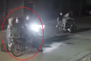 Đi làm về khuya, nữ lao công nghi bị 4 thanh niên cướp xe máy