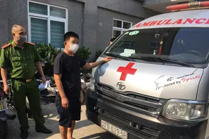 Tài xế dùng xe cứu thương ‘thông chốt’ từ Nghệ An ra Hà Nội