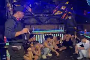 26 nam nữ tụ tập 'bay lắc' ở quán karaoke đang giữa mùa dịch