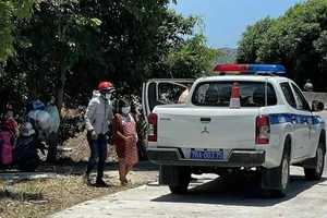 2 vợ chồng đi xe máy từ Bình Dương về Nghệ An, đến Quảng Ngãi thì vợ chuyển dạ