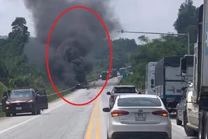 Cảnh sát phát hiện thi thể bên cạnh xe tải cháy rụi trên cao tốc
