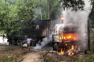 Xe đầu kéo đang chạy thì bốc cháy, tài xế may mắn thoát nạn