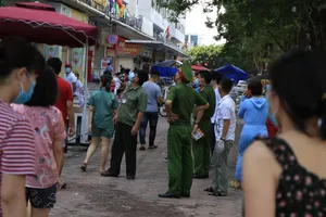 Thót tim vì mảng gạch rơi khi đang lấy mẫu COVID-19