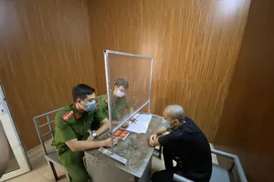 Khởi tố nam thanh niên cầm điếu cày vụt cán bộ chốt kiểm dịch