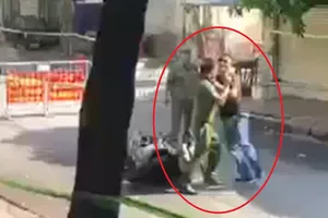 Bắt giam người đàn ông giật khẩu trang, đạp cán bộ công an ở chốt kiểm dịch