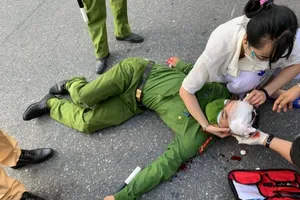 Nam sinh viên bỏ chạy, tông đại úy công an nhập viện