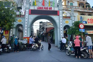 Không được vào chợ, người phụ nữ cầm 2 con dao dọa chém tổ kiểm dịch