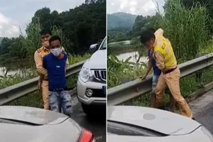 CSGT khóa tay 2 người đàn ông nghi chở ma túy trên cao tốc